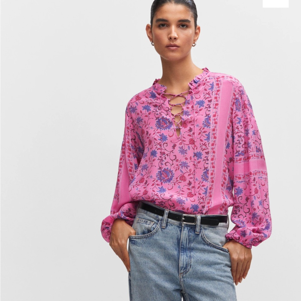 Printed pink never warn top. Great top just too small and missed return window.